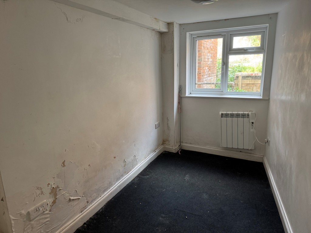 Lot: 46 - FREEHOLD TOWN CENTRE BLOCK OF FOUR TWO-BEDROOM FLATS AND A ONE-BEDROOM FLAT - A Bedroom